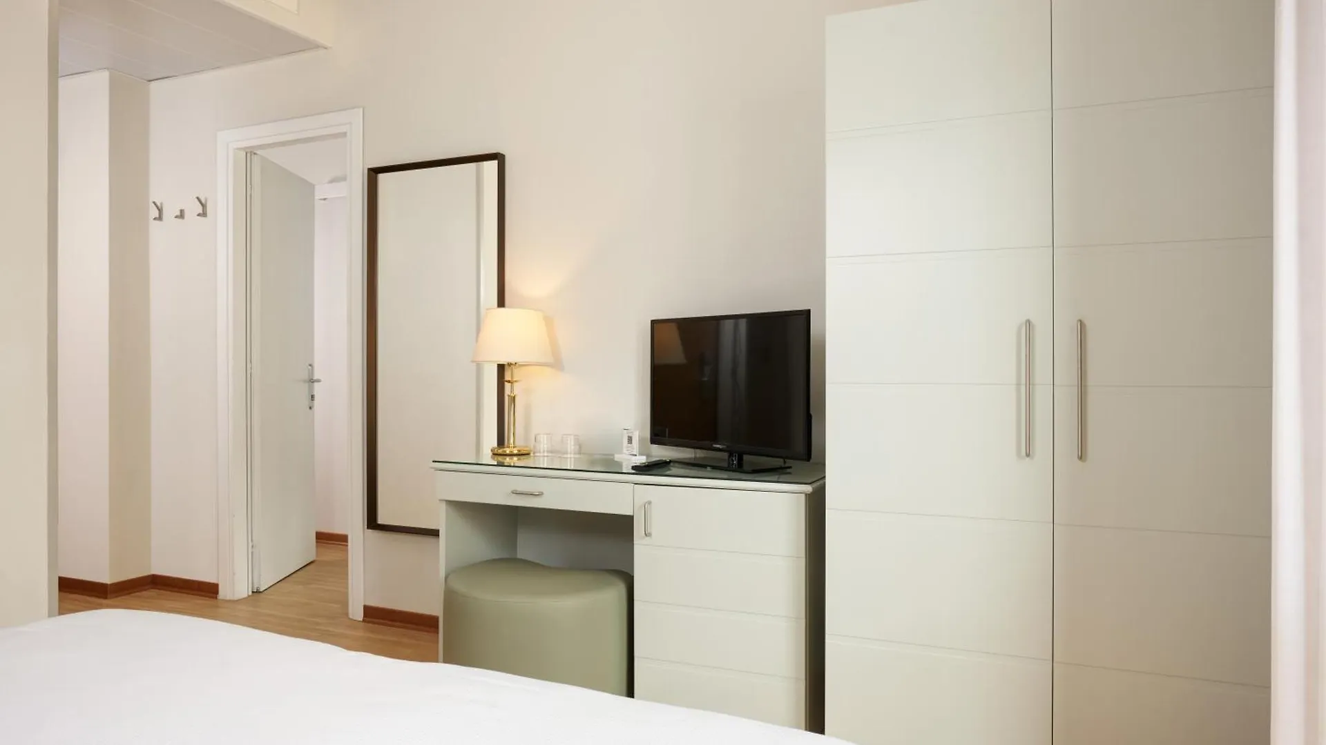 לידו די ג'סולו Hotel Croce Di Malta 4*, לידו די ג'סולו
